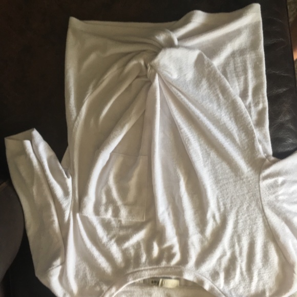 White knotted aritzia tee - Picture 2 of 2